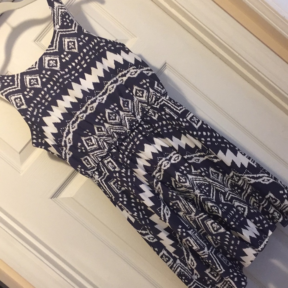 Blue and white pattern dress with bow back ✨CCO✨